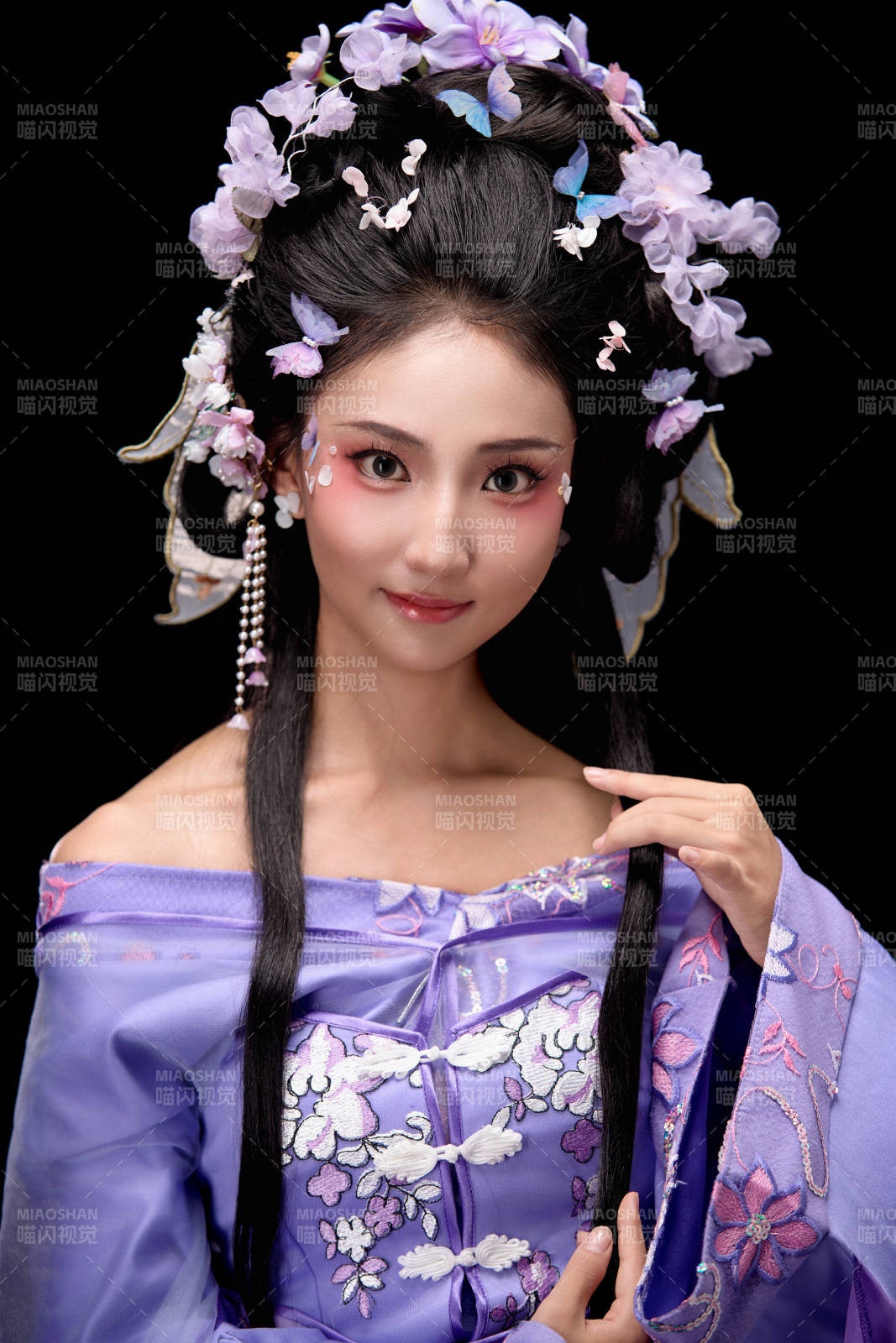 身着中国古典簪花仕女装扮的东方女性