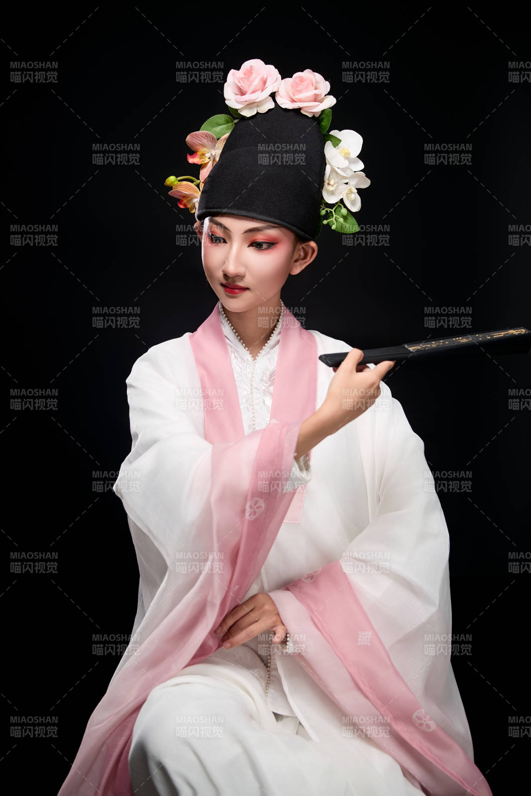 身著粵劇戲曲反串裝扮手持折扇的青年女性