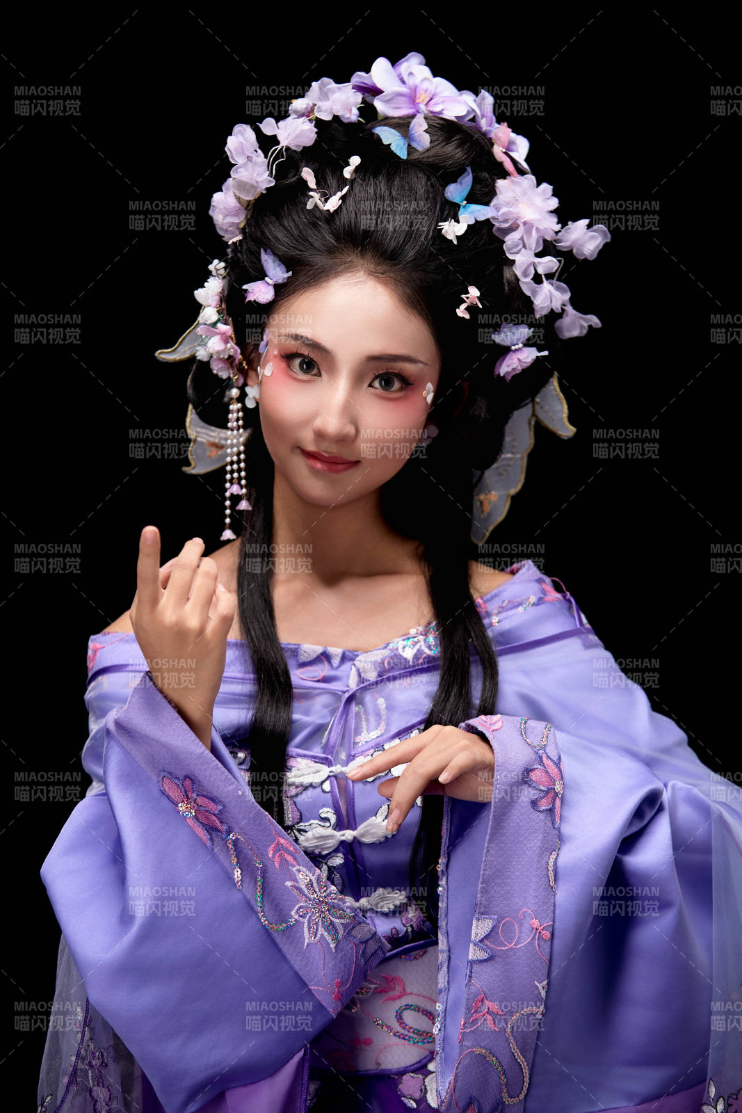 身着中国古典簪花仕女装扮的东方女性