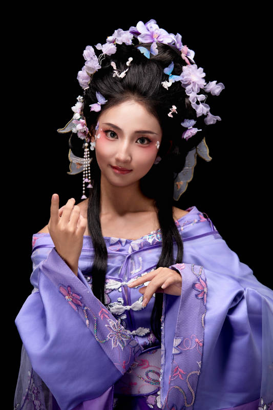 身着中国古典簪花仕女装扮的东方女性