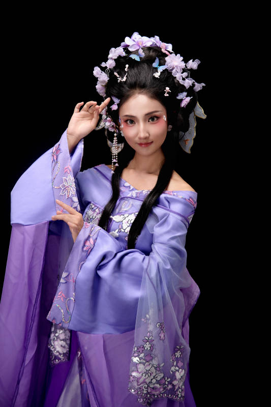 身著中國古典簪花仕女裝扮的東方女性