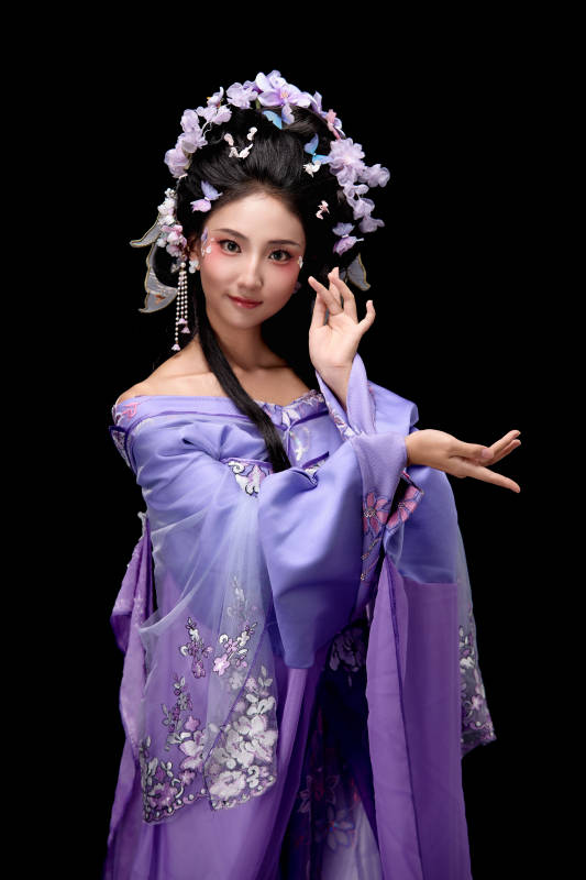 身着中国古典簪花仕女装扮的东方女性