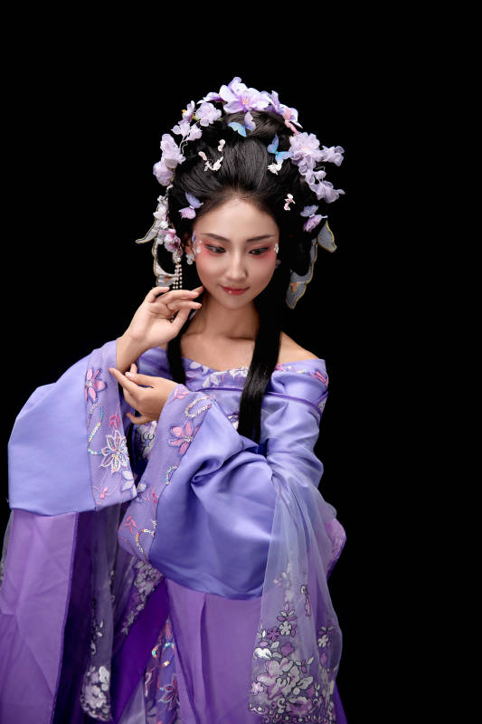 身着中国古典簪花仕女装扮的东方女性