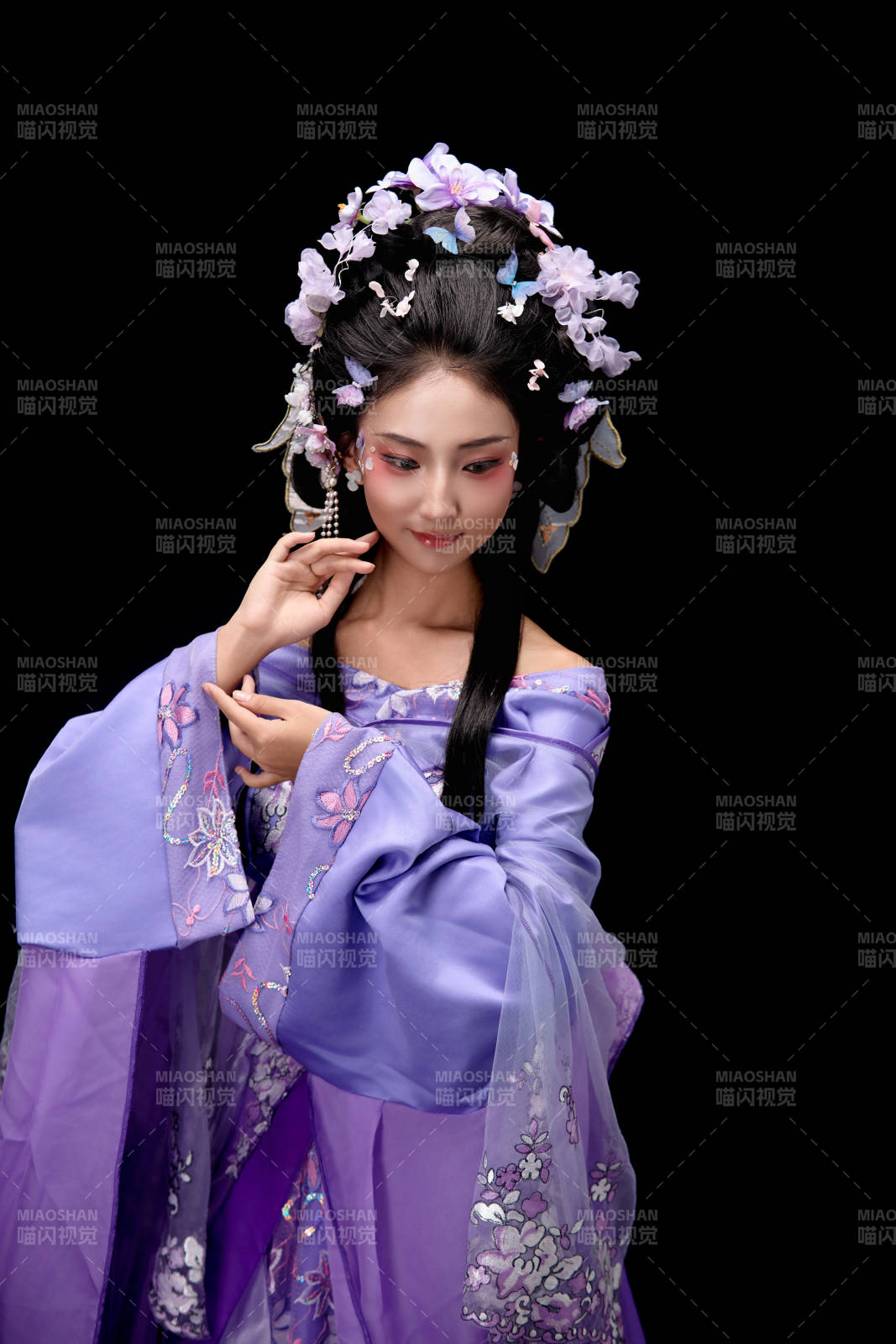 身着中国古典簪花仕女装扮的东方女性