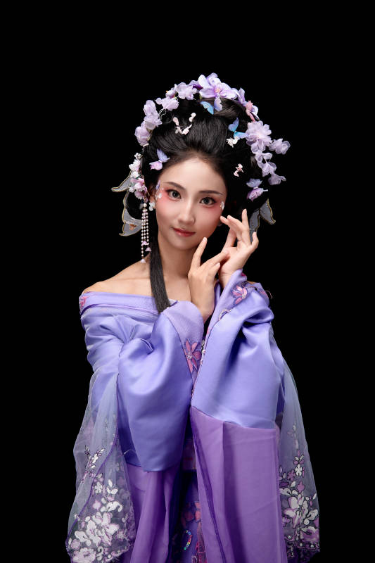 身着中国古典簪花仕女装扮的东方女性