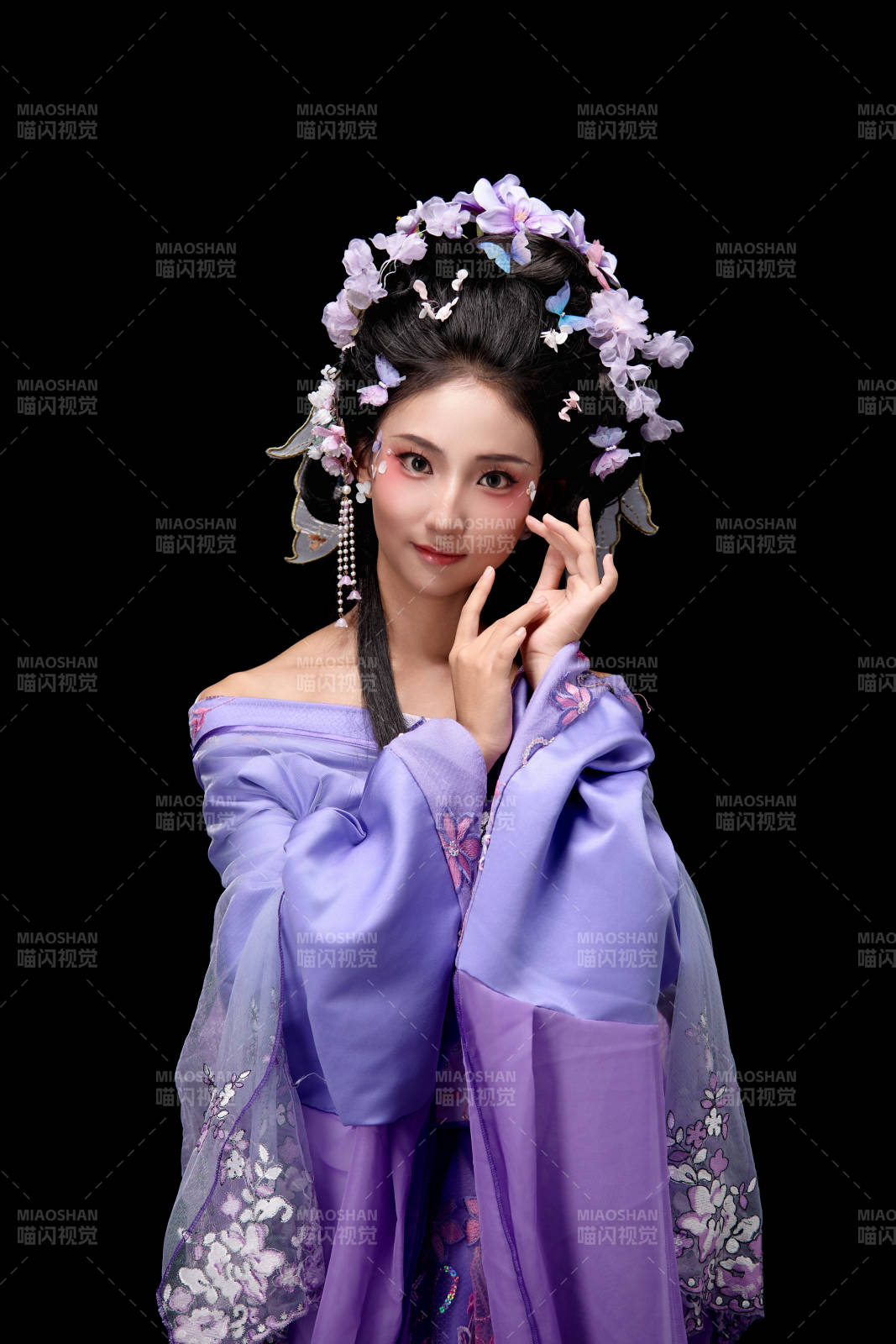 身着中国古典簪花仕女装扮的东方女性