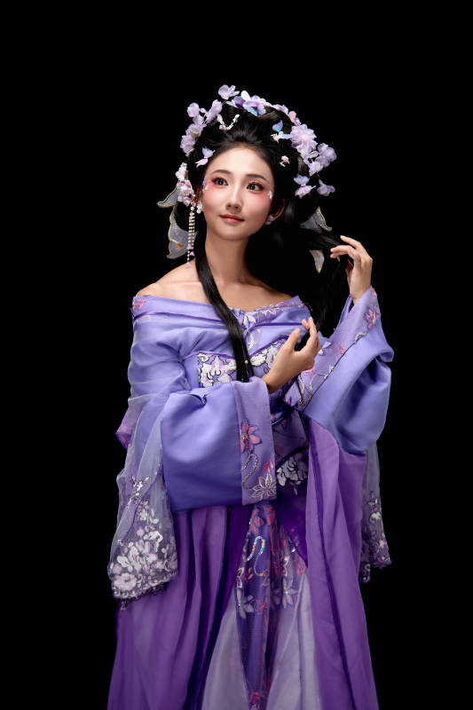 身着中国古典簪花仕女装扮的东方女性