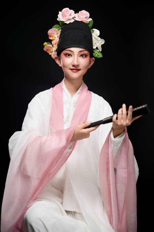 身着粤剧戏曲反串装扮手持折扇的青年女性