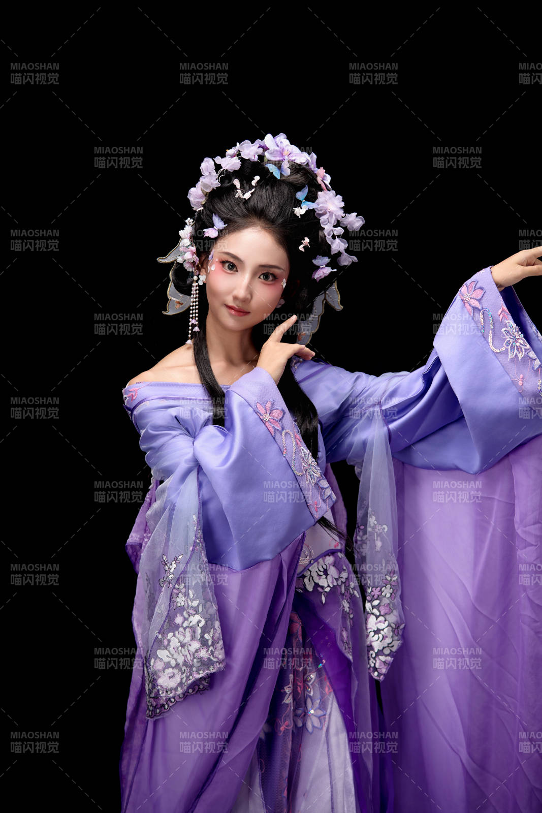 身著中國(guó)古典簪花仕女裝扮的東方女性