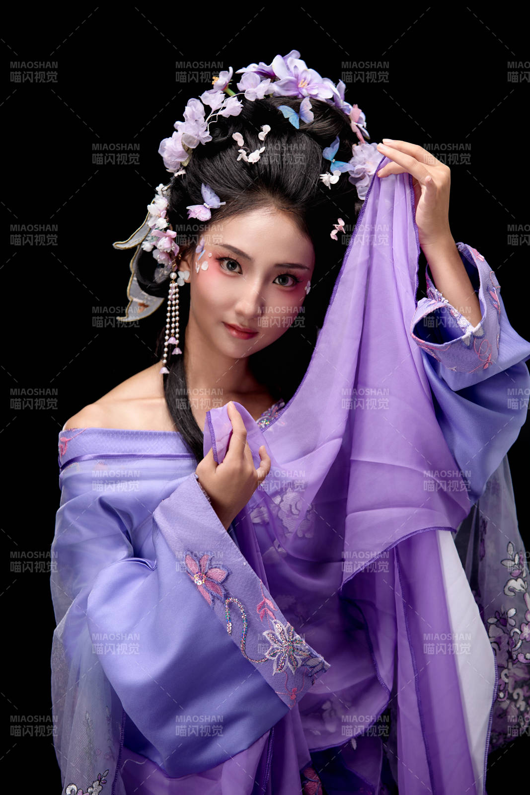 身著中國古典簪花仕女裝扮的東方女性