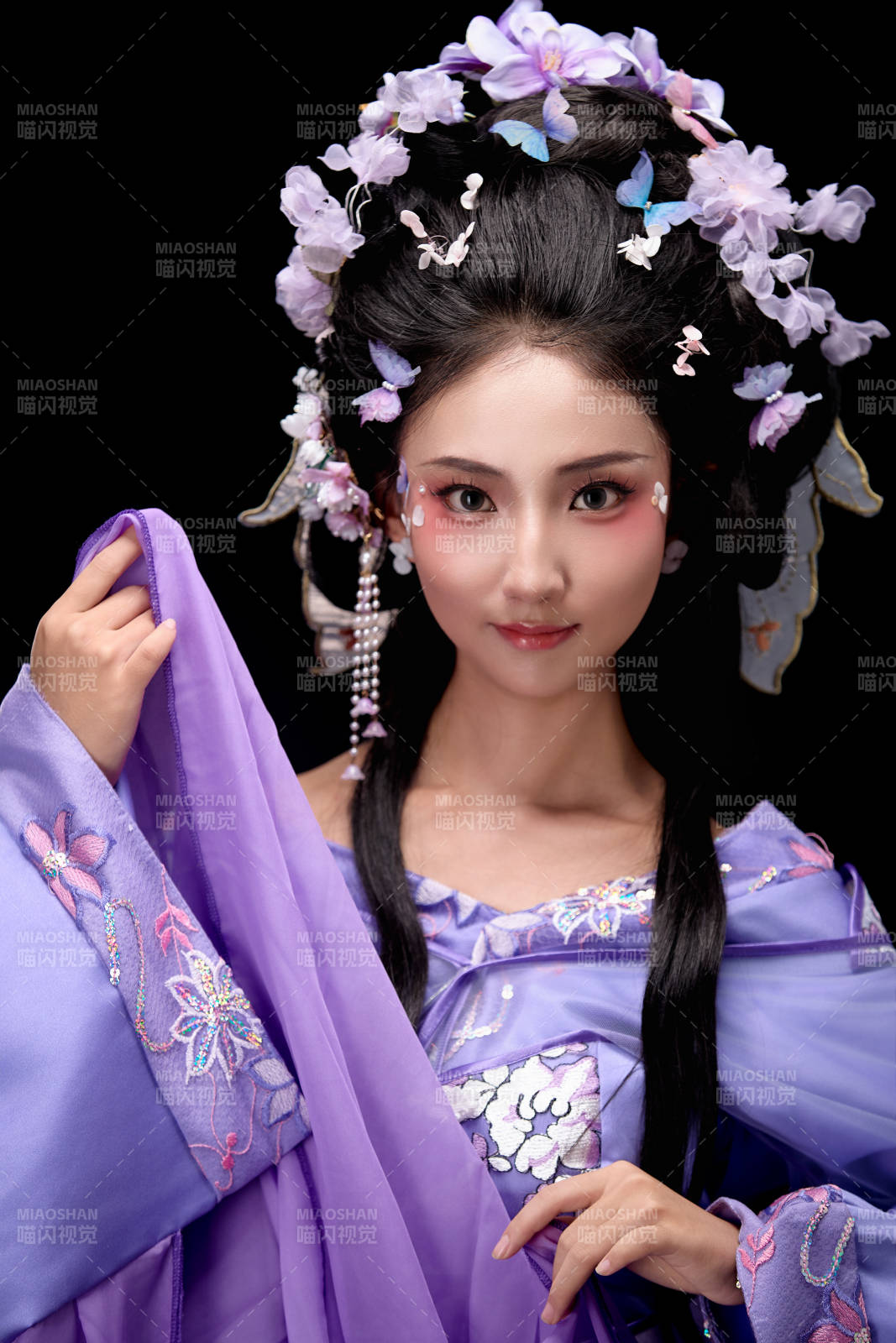 身著中國古典簪花仕女裝扮的東方女性