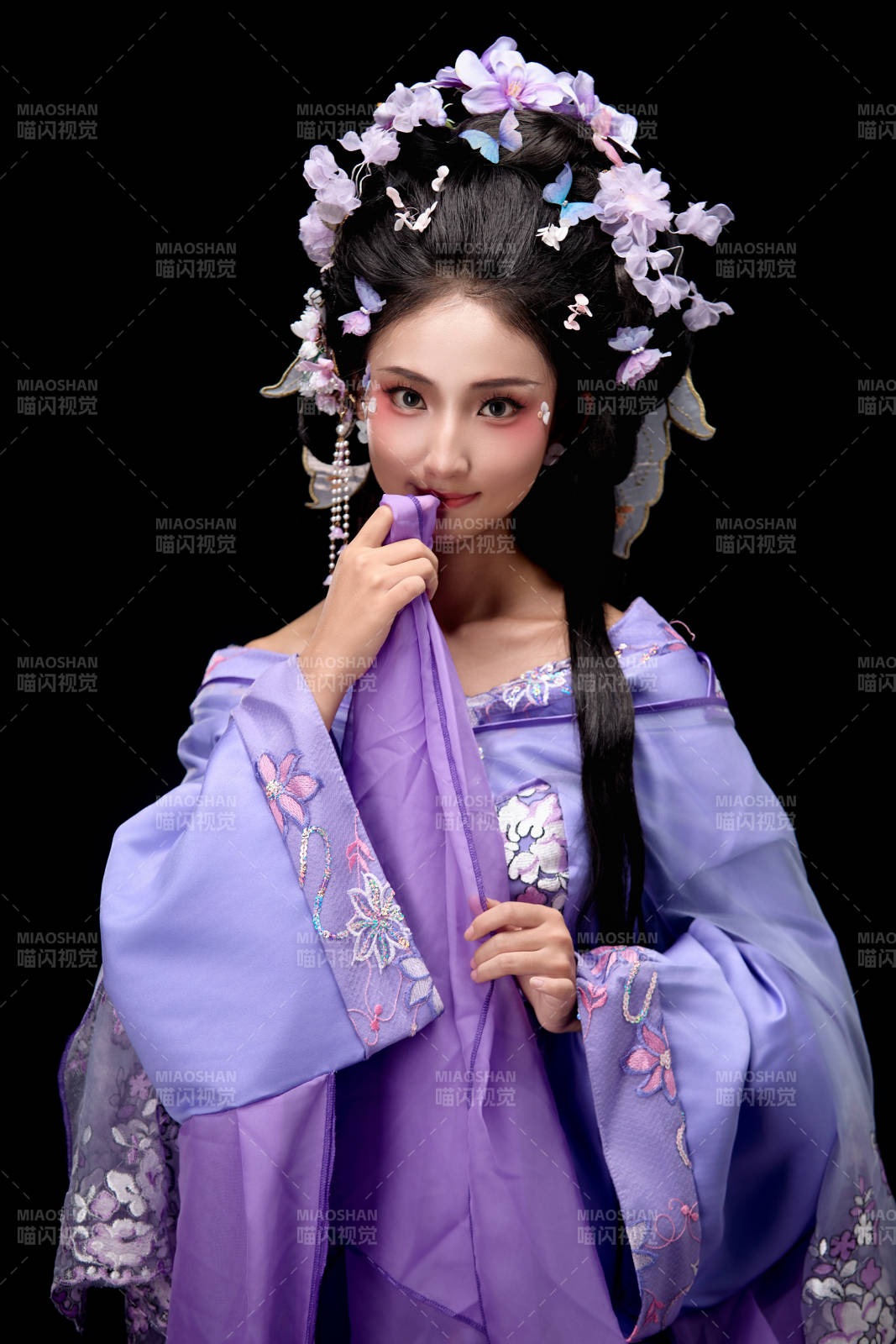 身著中國(guó)古典簪花仕女裝扮的東方女性