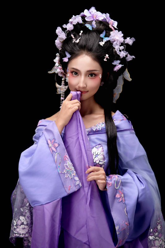 身著中國古典簪花仕女裝扮的東方女性