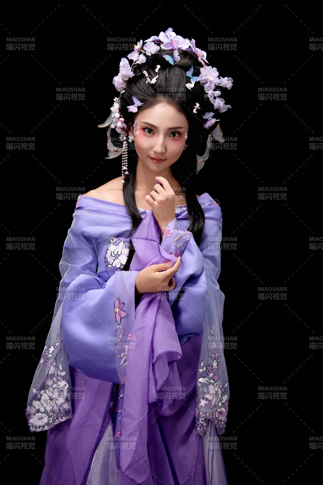 身着中国古典簪花仕女装扮的东方女性图片