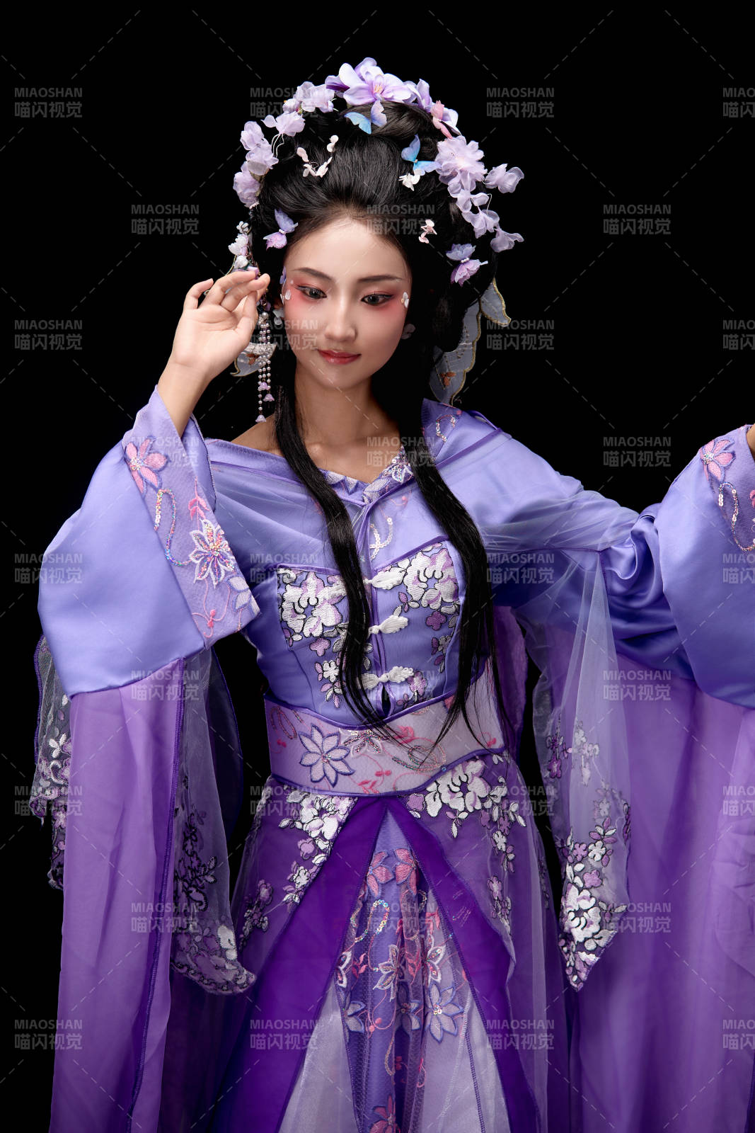 身著中國古典簪花仕女裝扮的東方女性