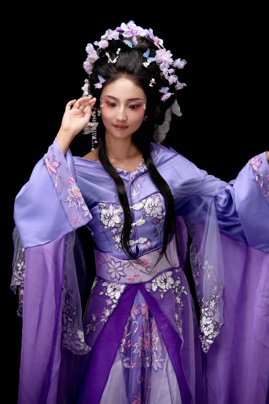 身著中國古典簪花仕女裝扮的東方女性