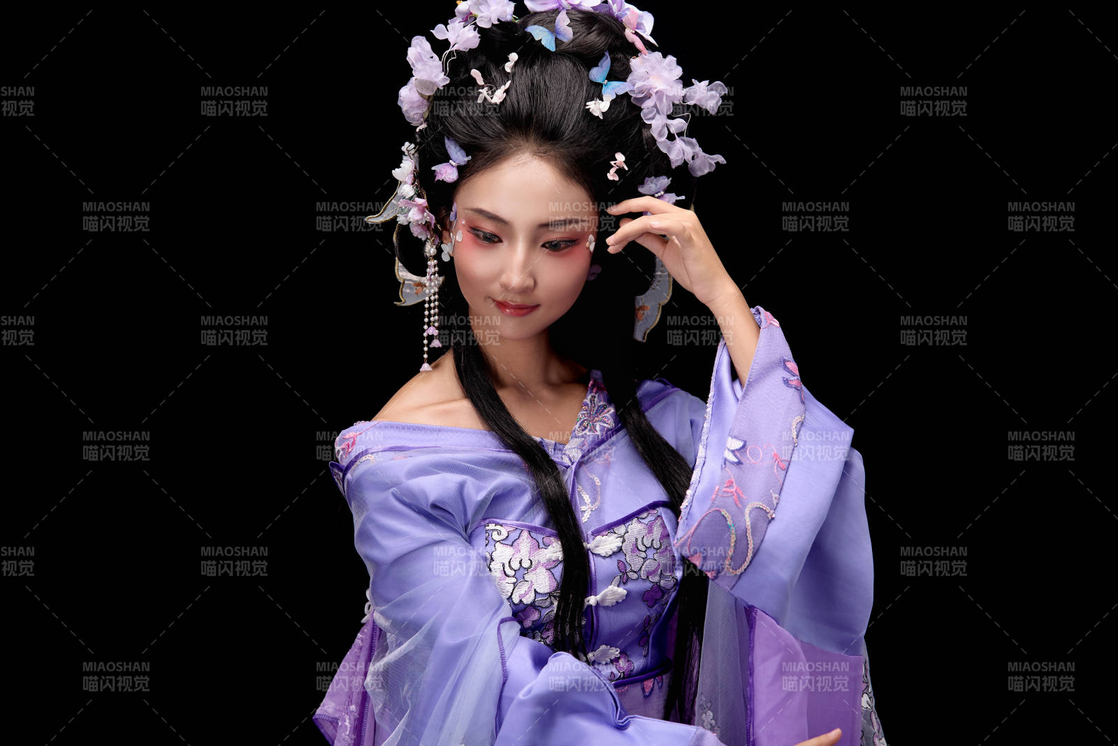 身着中国古典簪花仕女装扮的东方女性