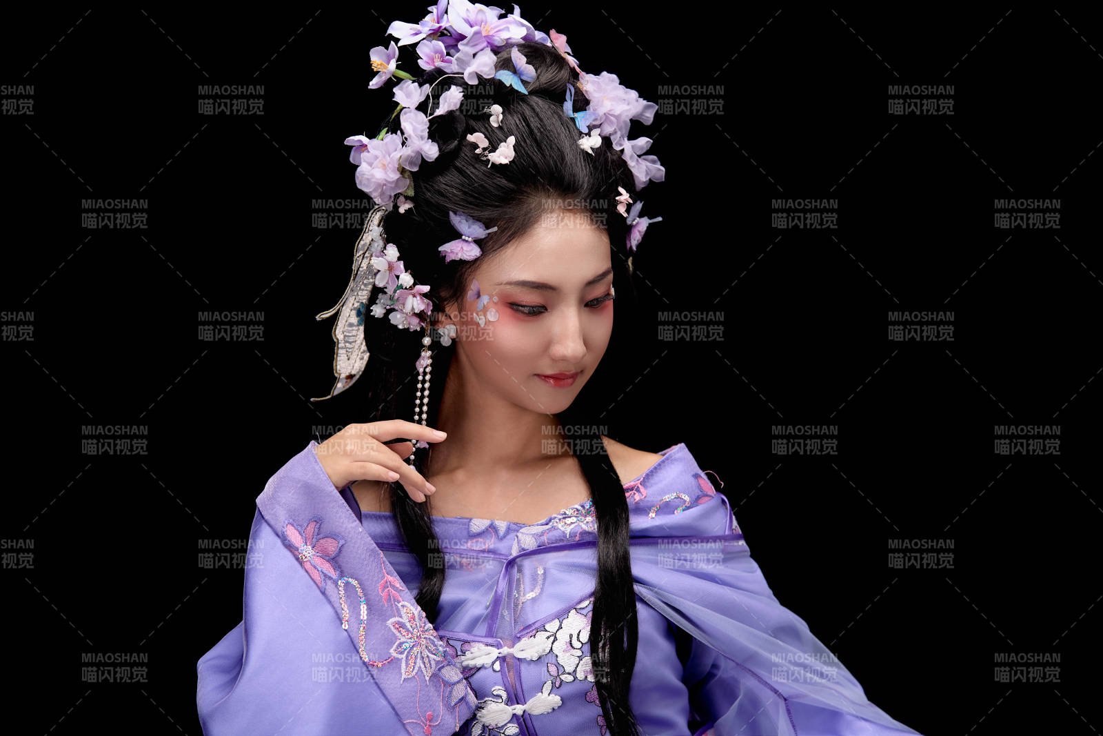 身着中国古典簪花仕女装扮的东方女性