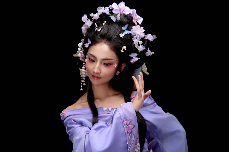 身着中国古典簪花仕女装扮的东方女性