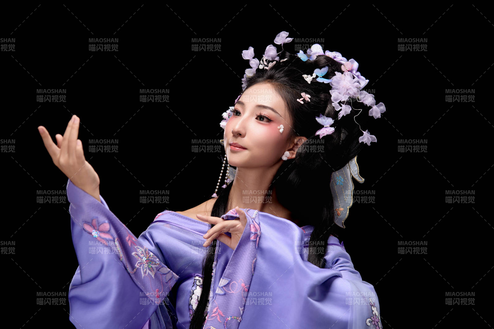 身着中国古典簪花仕女装扮的东方女性