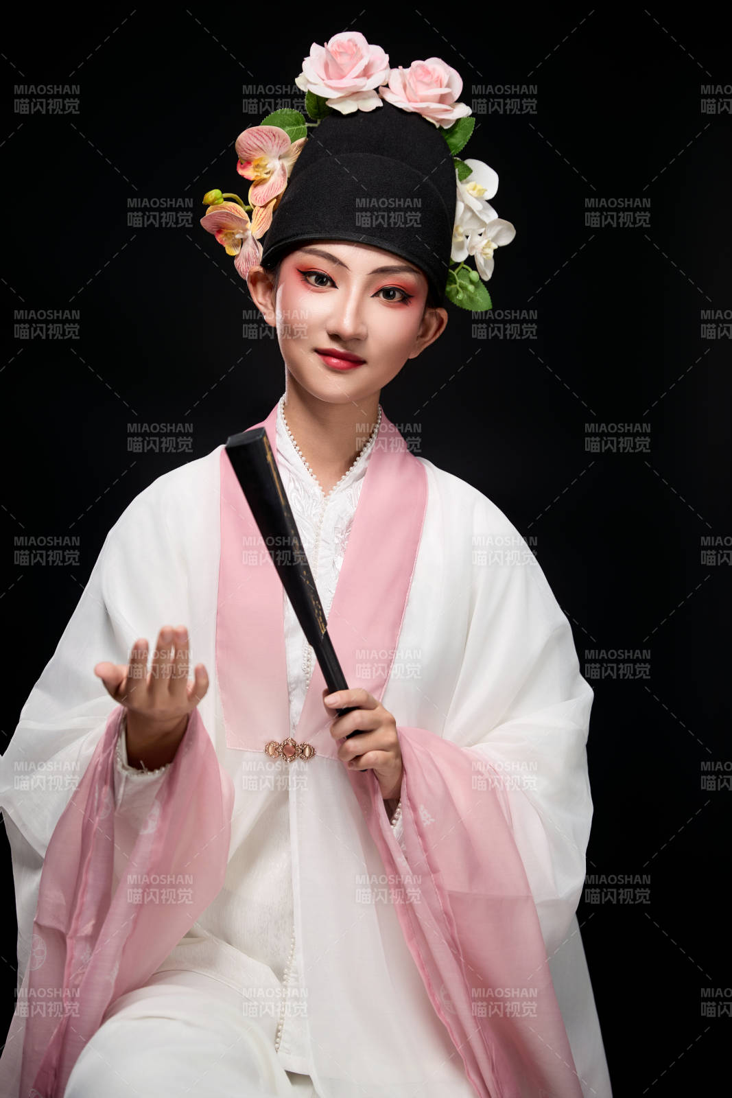 身著粵劇戲曲反串裝扮手持折扇的青年女性