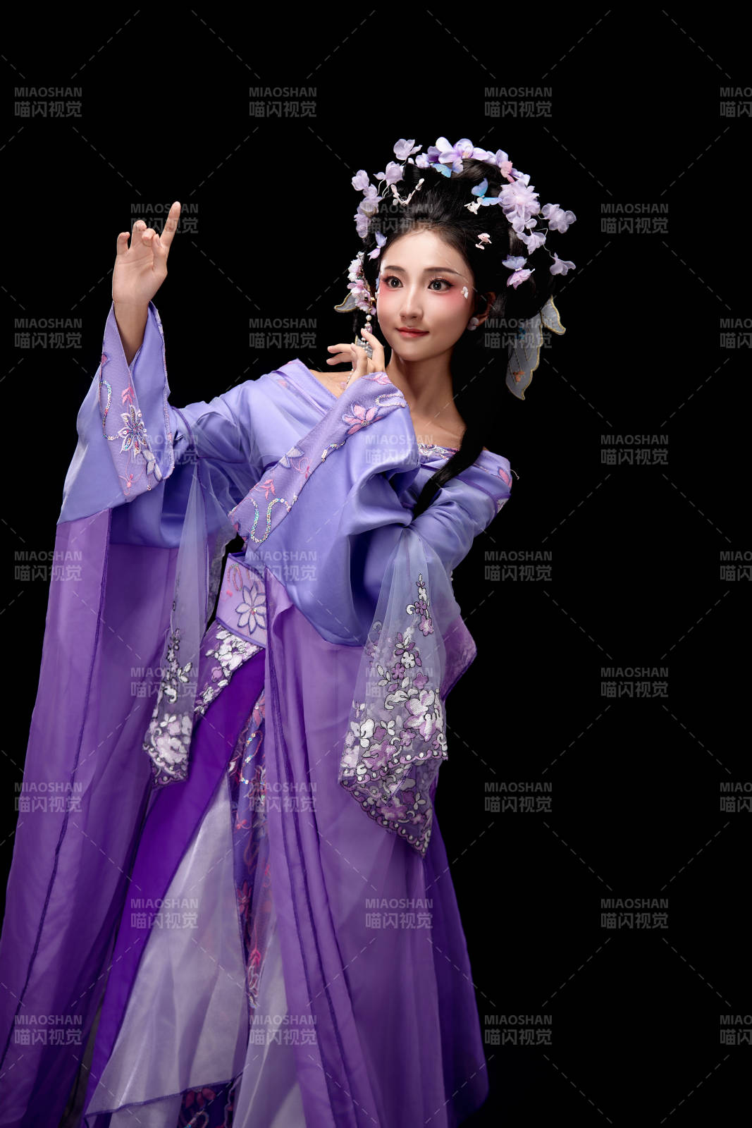 身著中國(guó)古典簪花仕女裝扮的東方女性