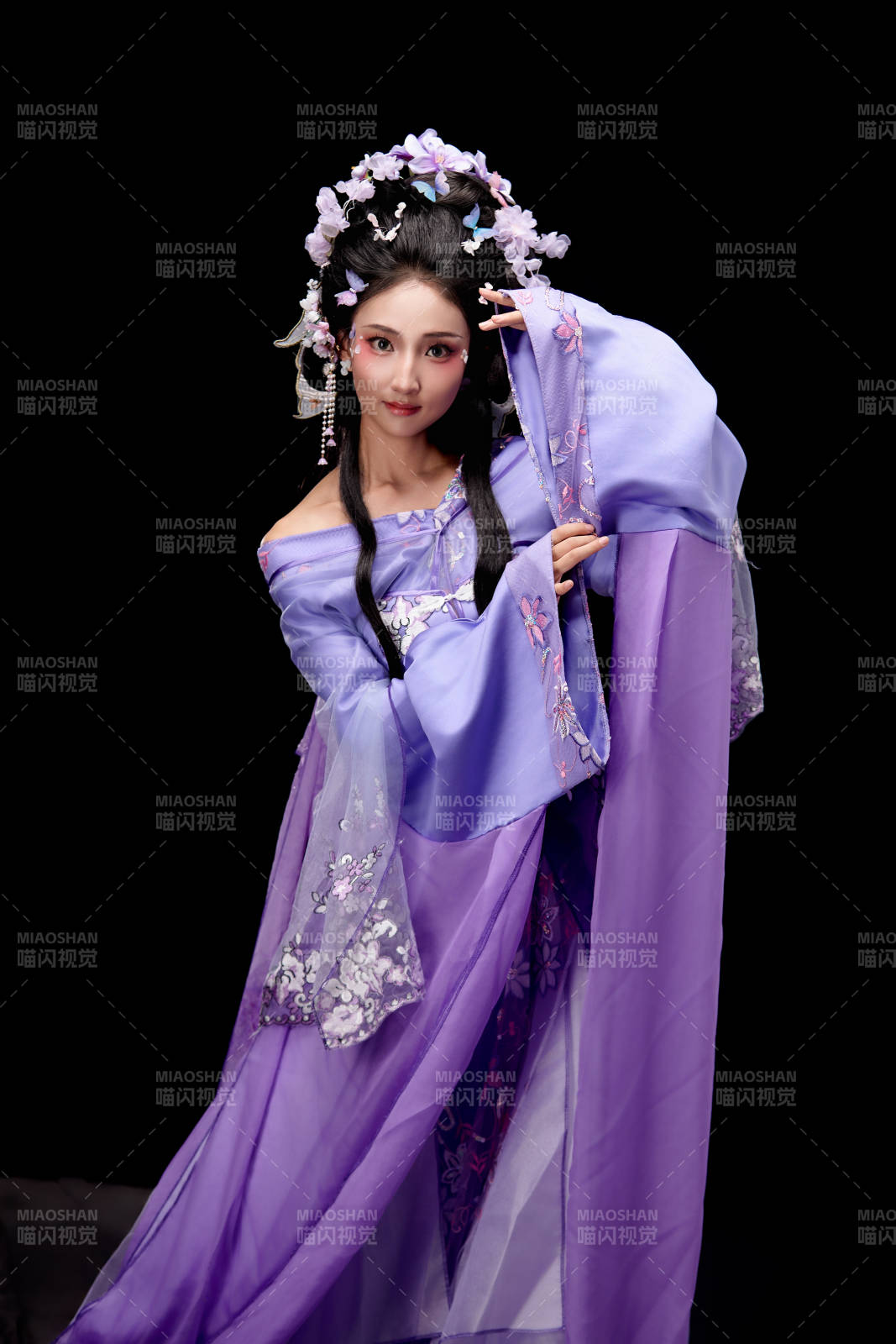 身着中国古典簪花仕女装扮的东方女性图片