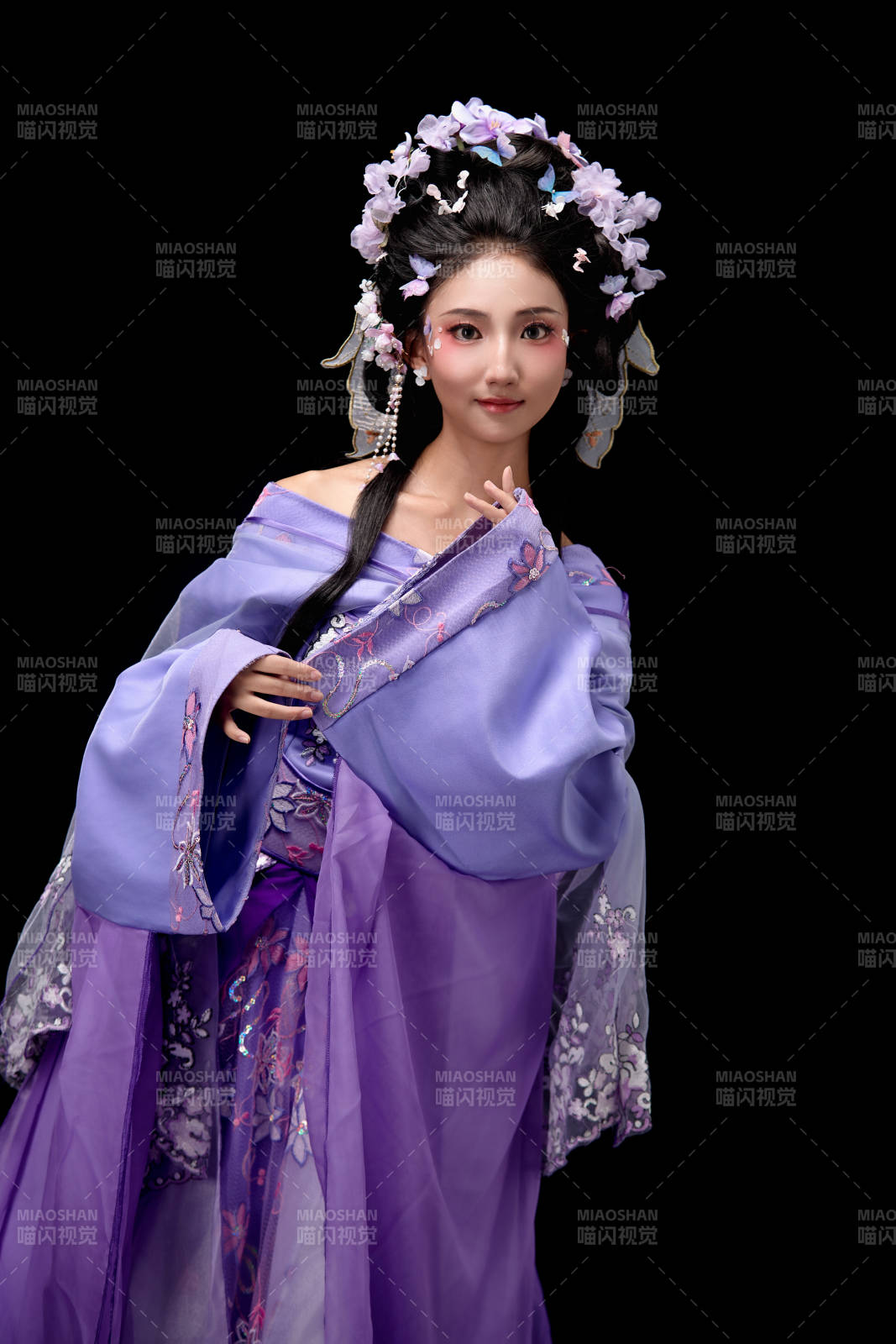 身着中国古典簪花仕女装扮的东方女性图片