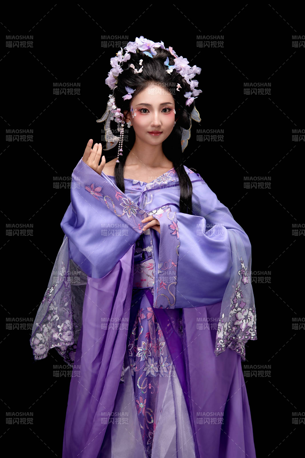 身着中国古典簪花仕女装扮的东方女性图片