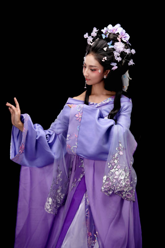 身著中國古典簪花仕女裝扮的東方女性