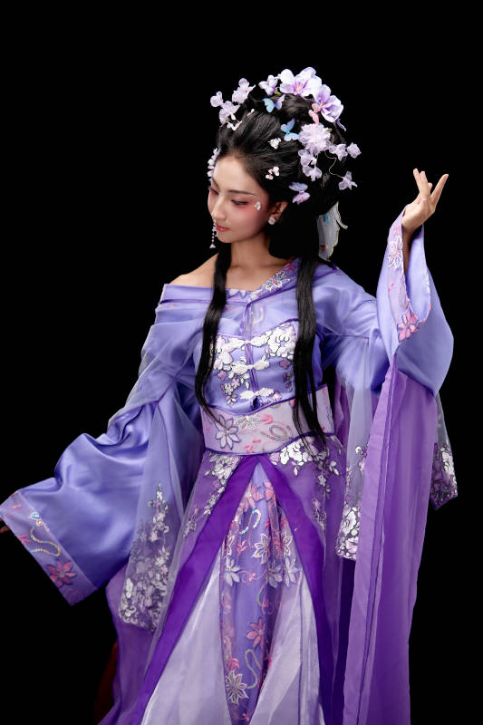 身著中國古典簪花仕女裝扮的東方女性