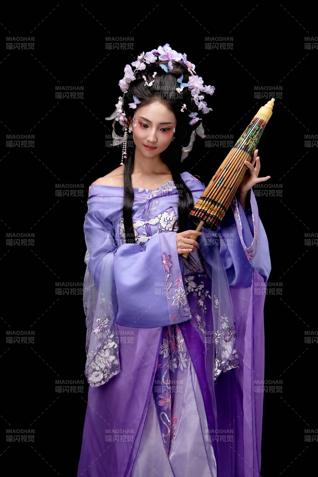 身著簪花仕女裝扮手持油紙傘的東方女性