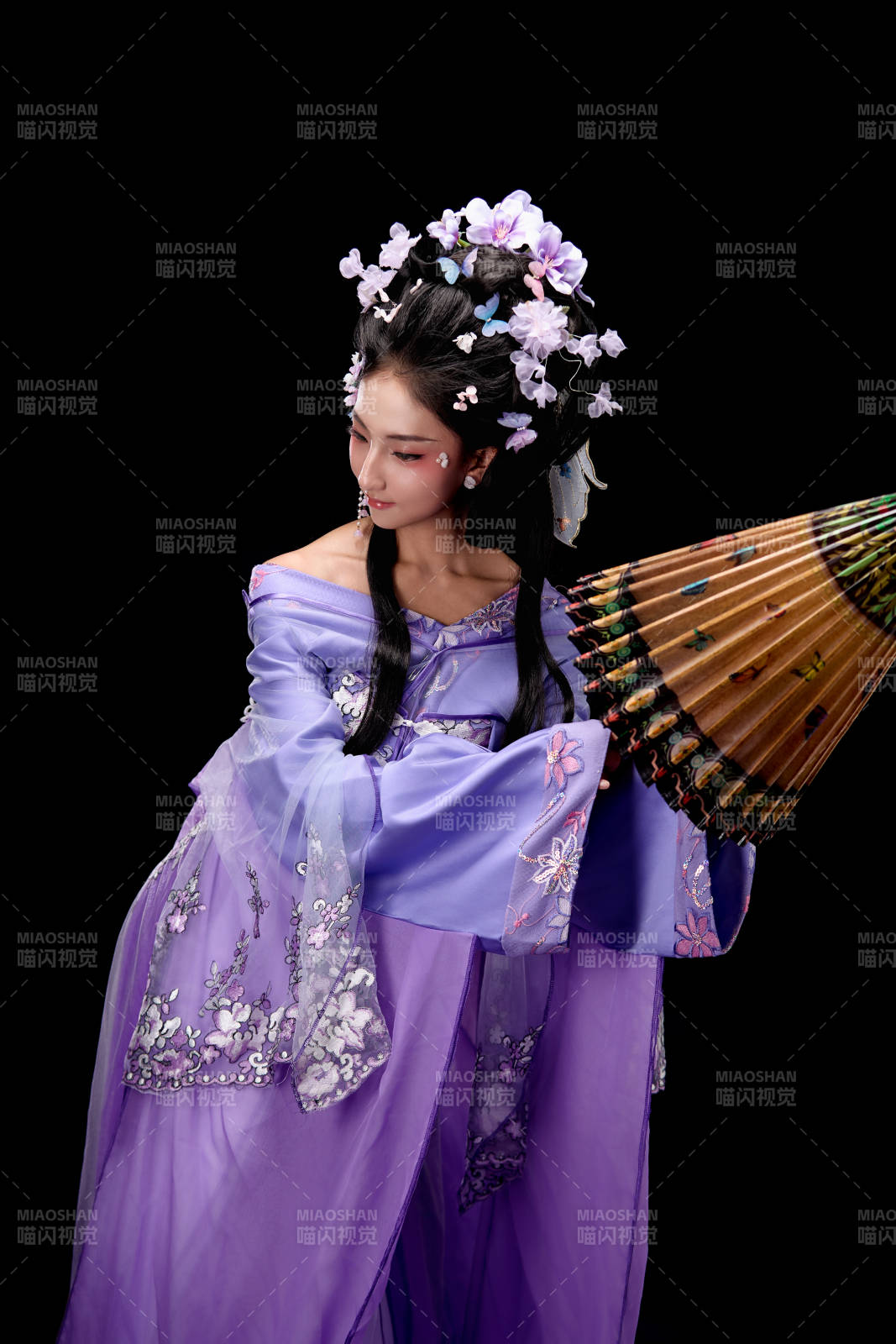 身著簪花仕女裝扮手持油紙傘的東方女性