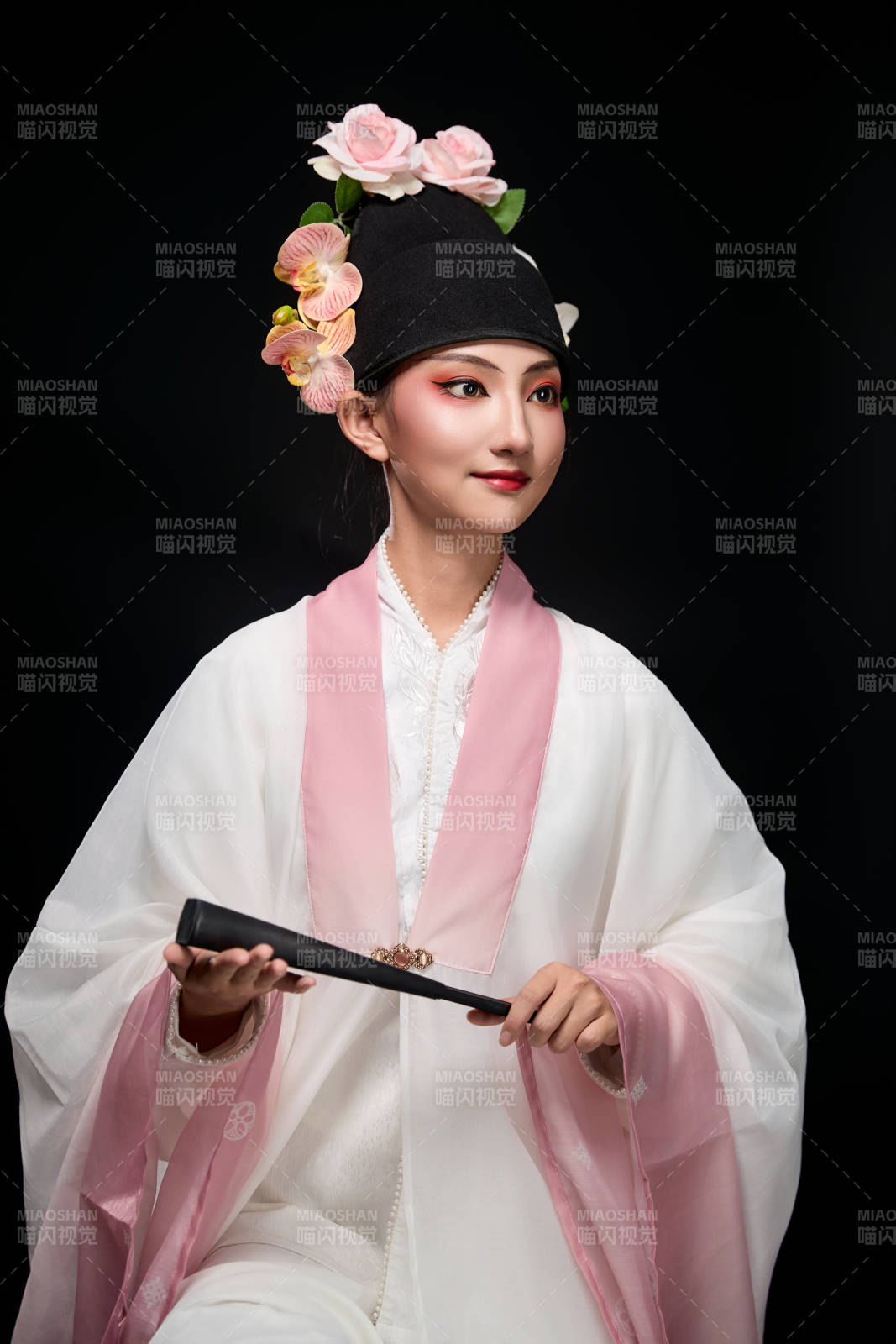 身著粵劇戲曲反串裝扮手持折扇的青年女性