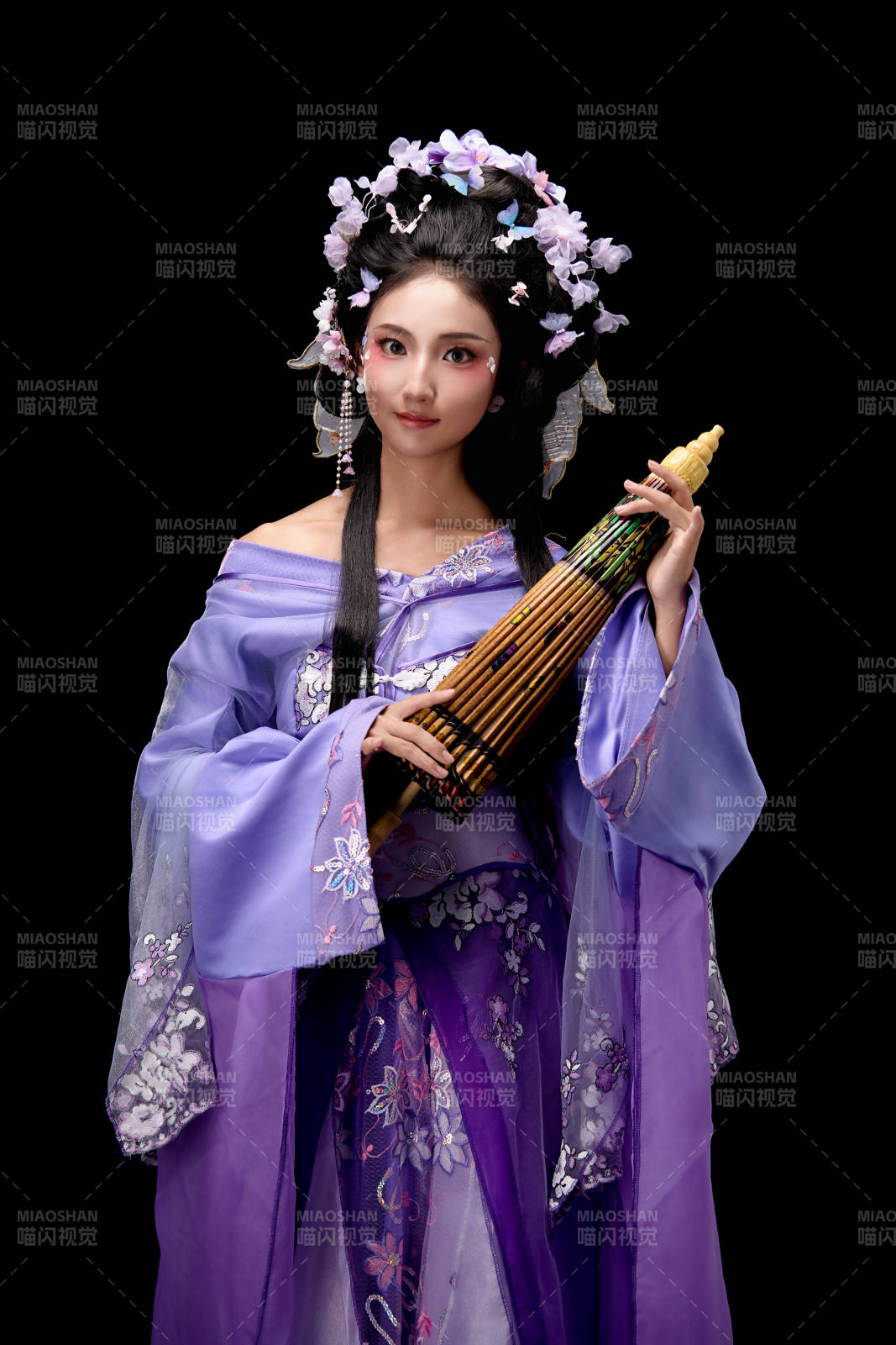 身着簪花仕女装扮手持油纸伞的东方女性图片