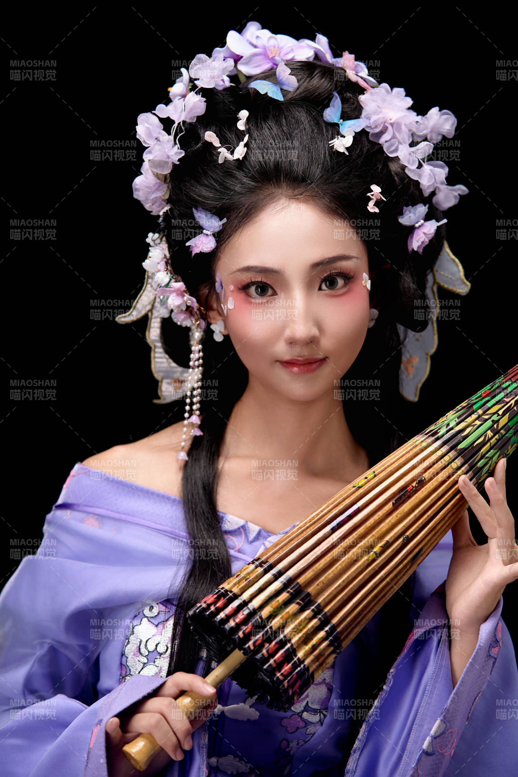 身著簪花仕女裝扮手持油紙傘的東方女性