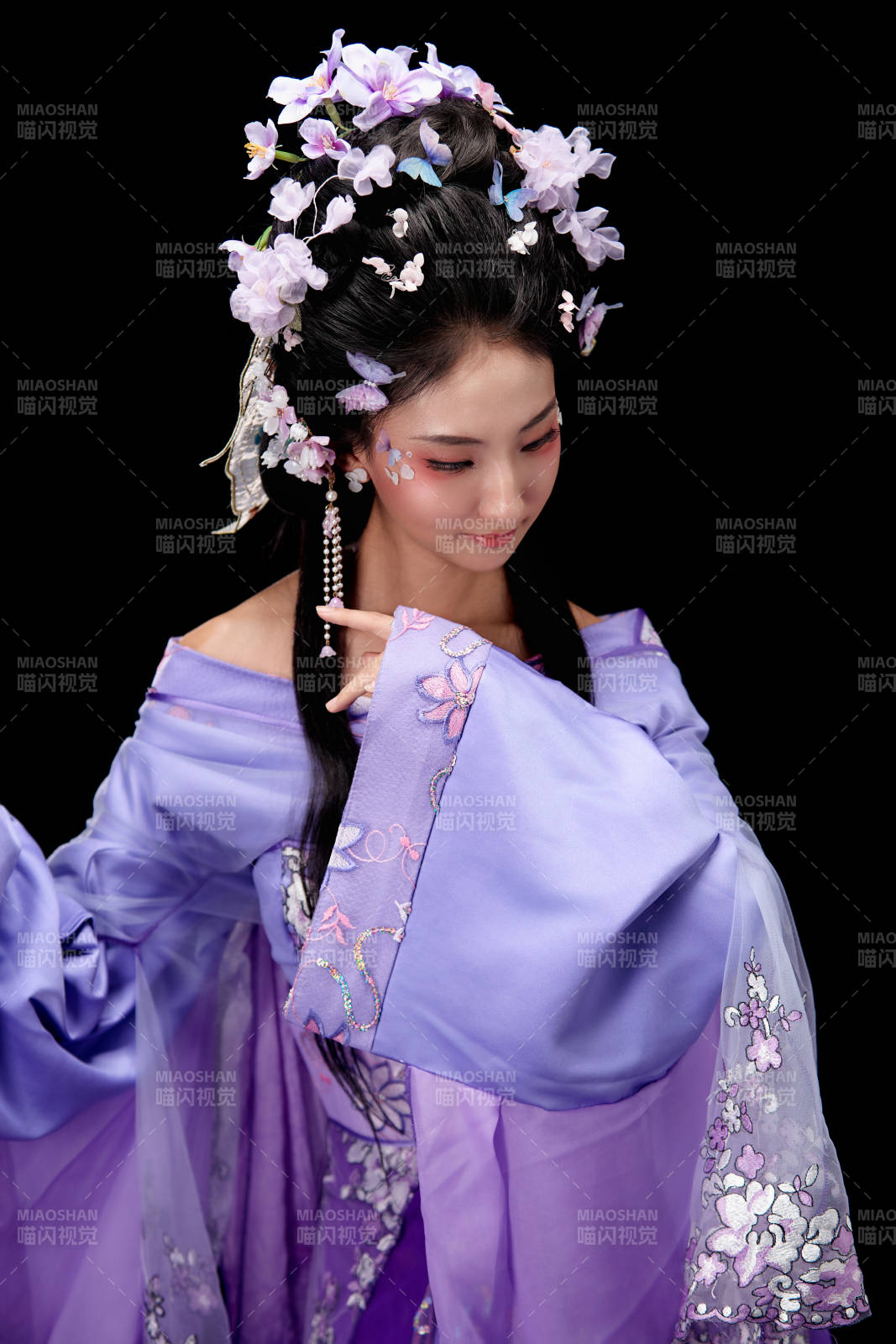 身著簪花仕女裝扮手持輕扇的東方女性