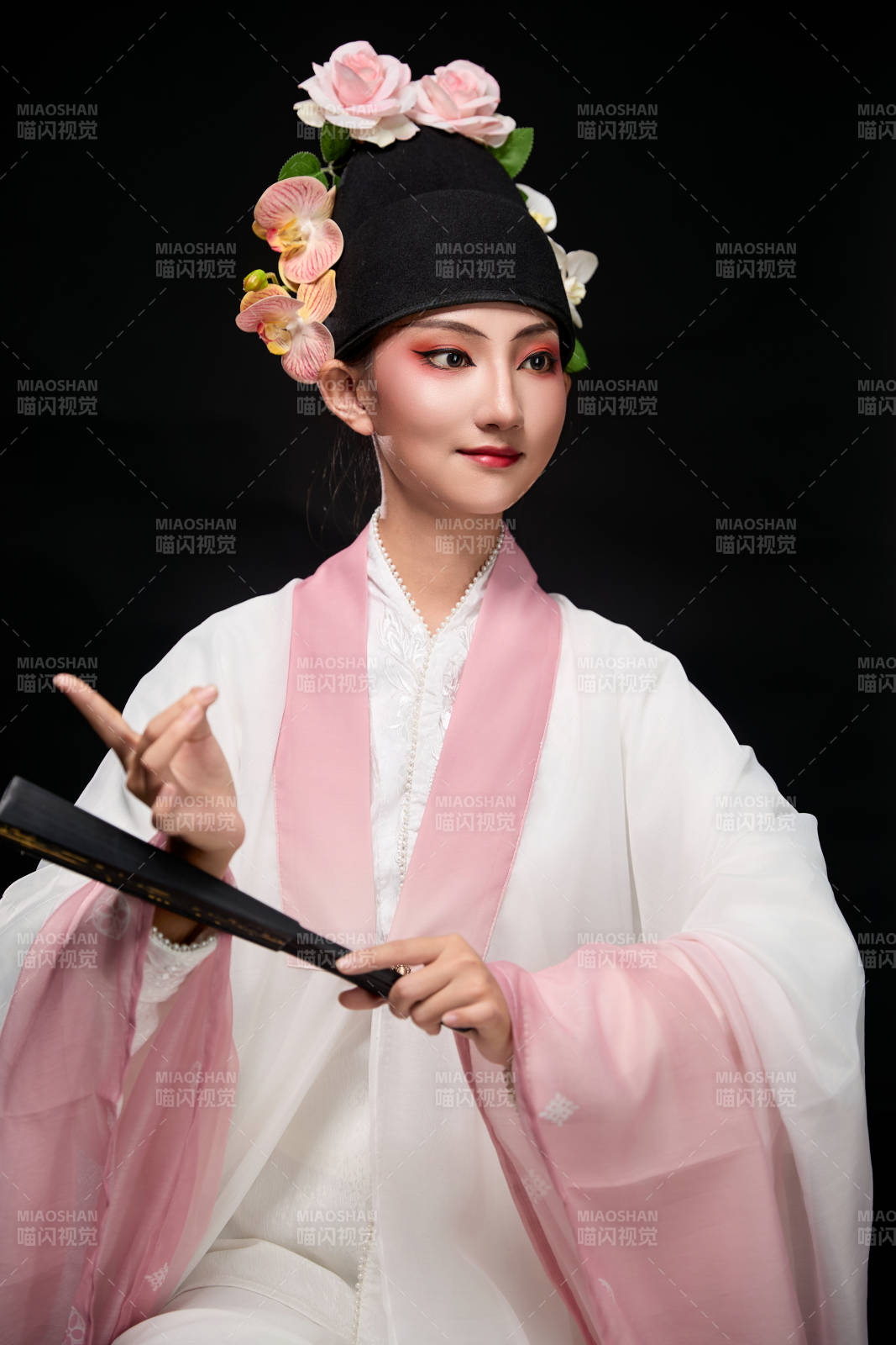 身著粵劇戲曲反串裝扮手持折扇的青年女性