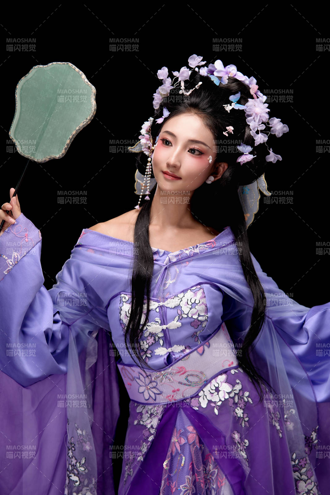 身著簪花仕女裝扮手持輕扇的東方女性