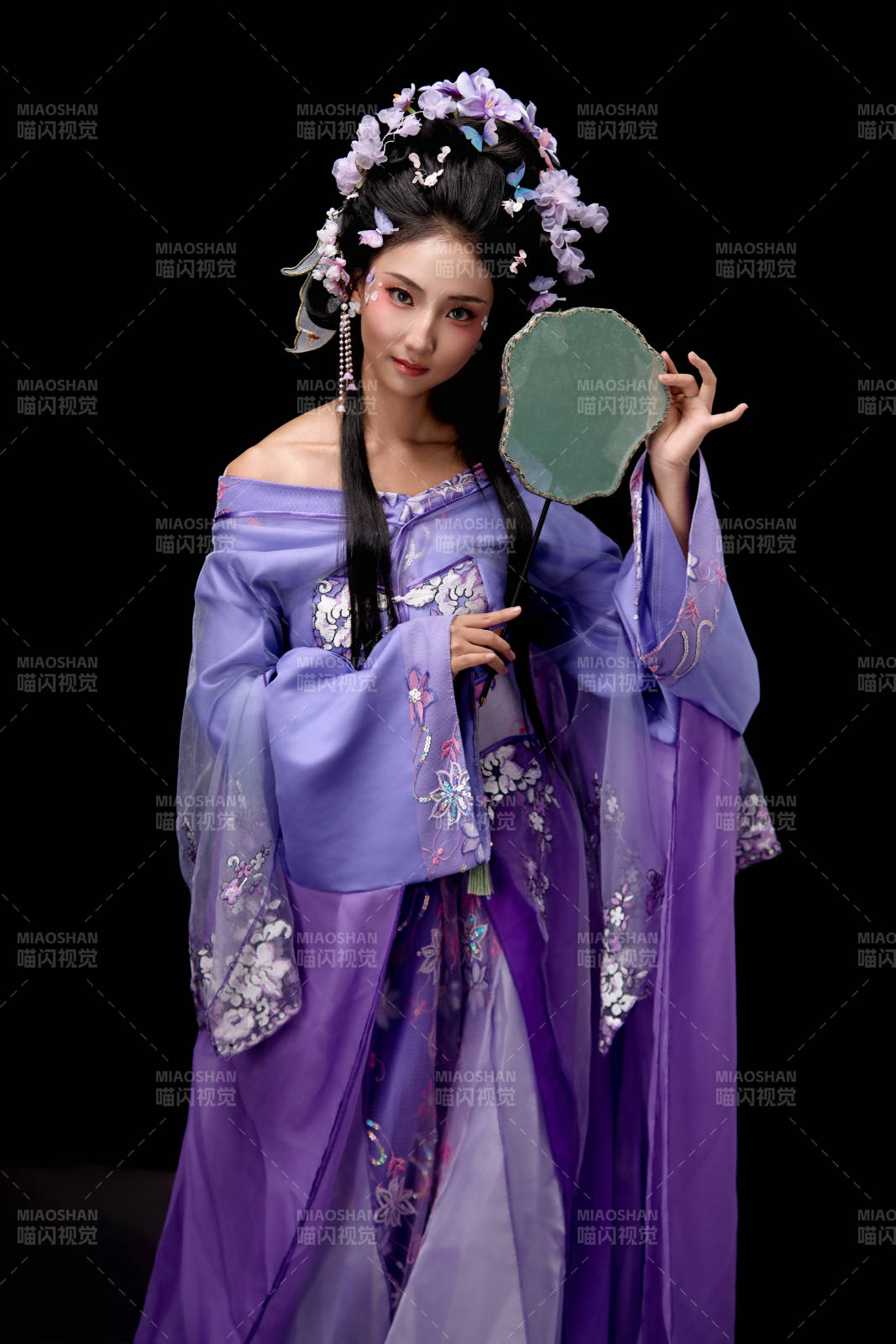 身着簪花仕女装扮手持轻扇的东方女性