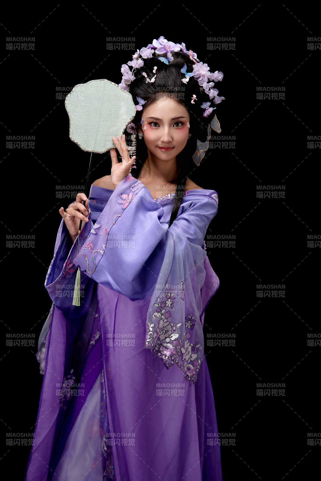 身著簪花仕女裝扮手持輕扇的東方女性