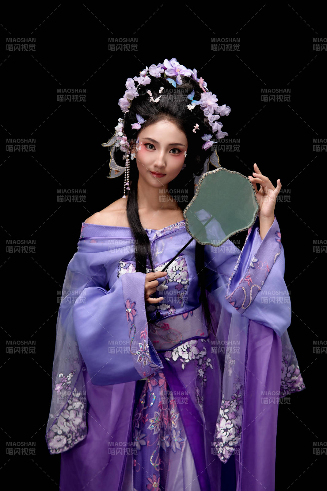 身着簪花仕女装扮手持轻扇的东方女性图片