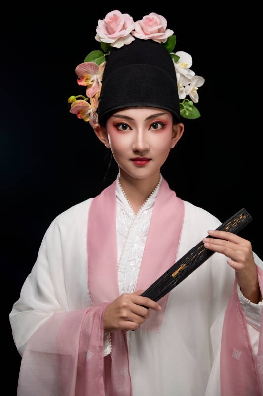 身着粤剧戏曲反串装扮手持折扇的青年女性