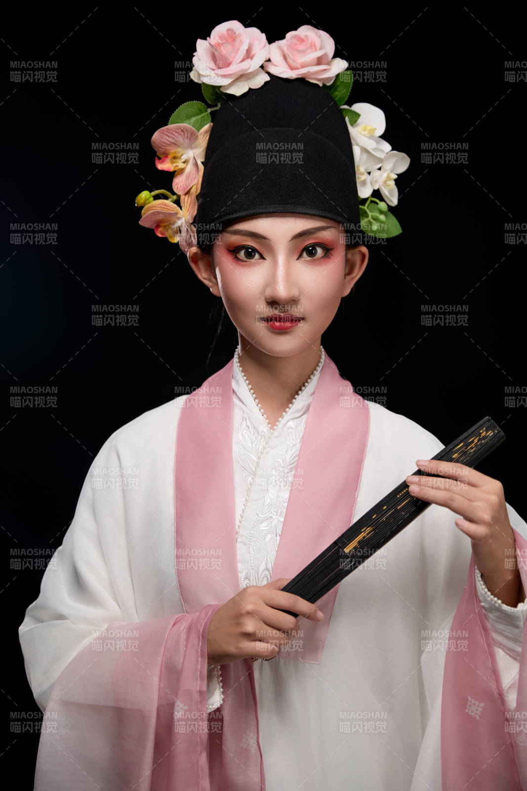 身着粤剧戏曲反串装扮手持折扇的青年女性