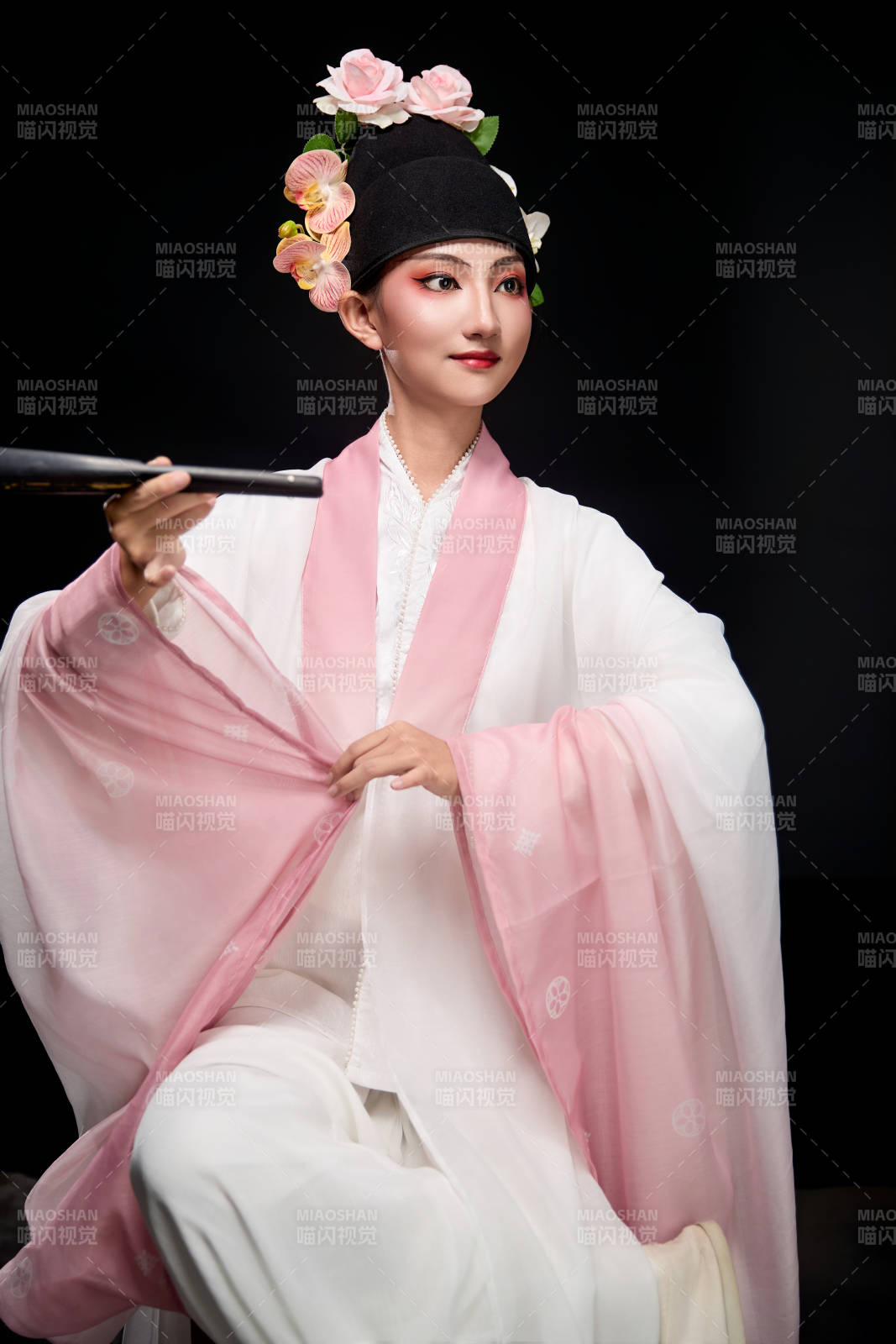 身著粵劇戲曲反串裝扮手持折扇的青年女性