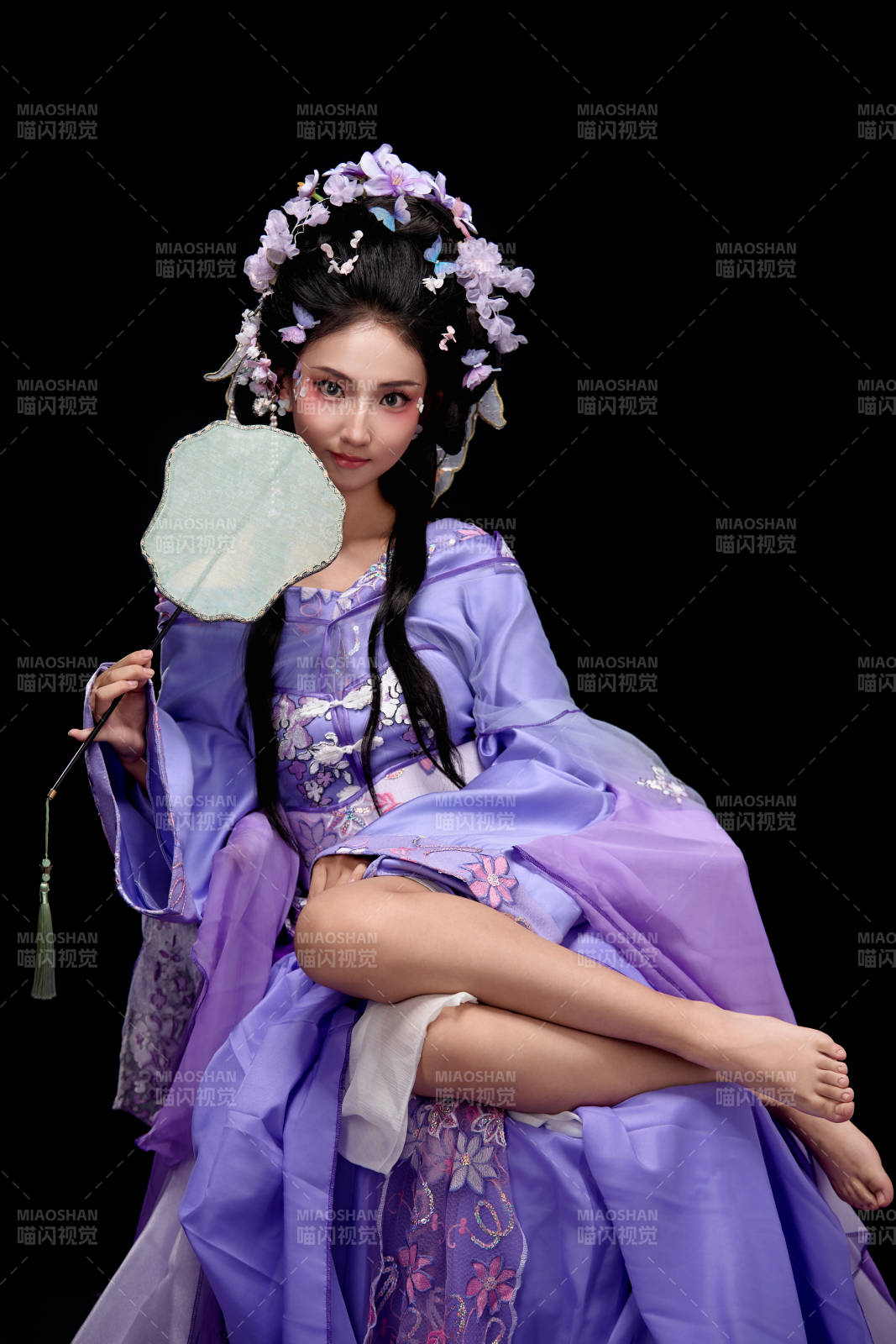 身着簪花仕女装扮坐在木桌上的东方女性图片