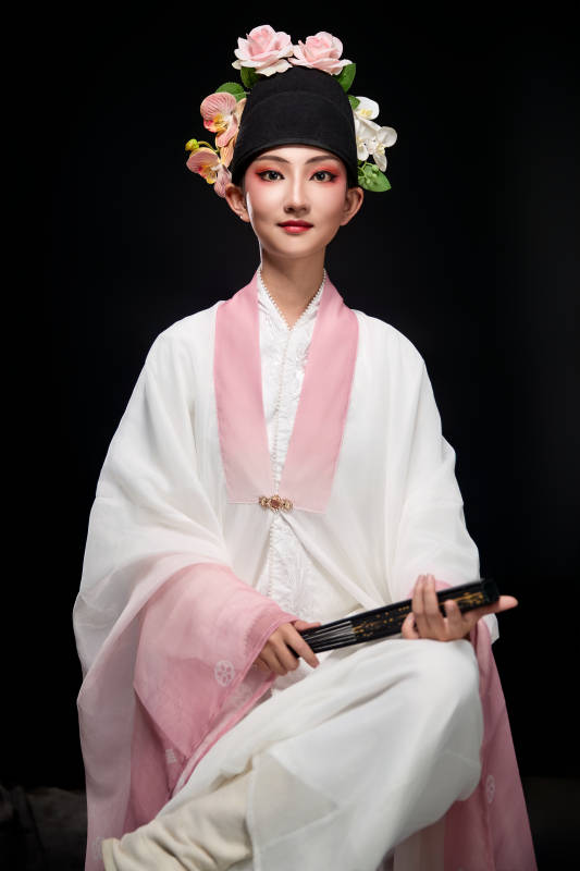 身着粤剧戏曲反串装扮手持折扇的青年女性