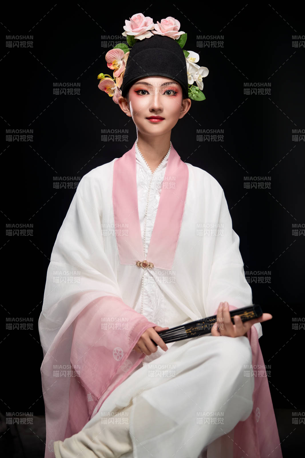 身着粤剧戏曲反串装扮手持折扇的青年女性