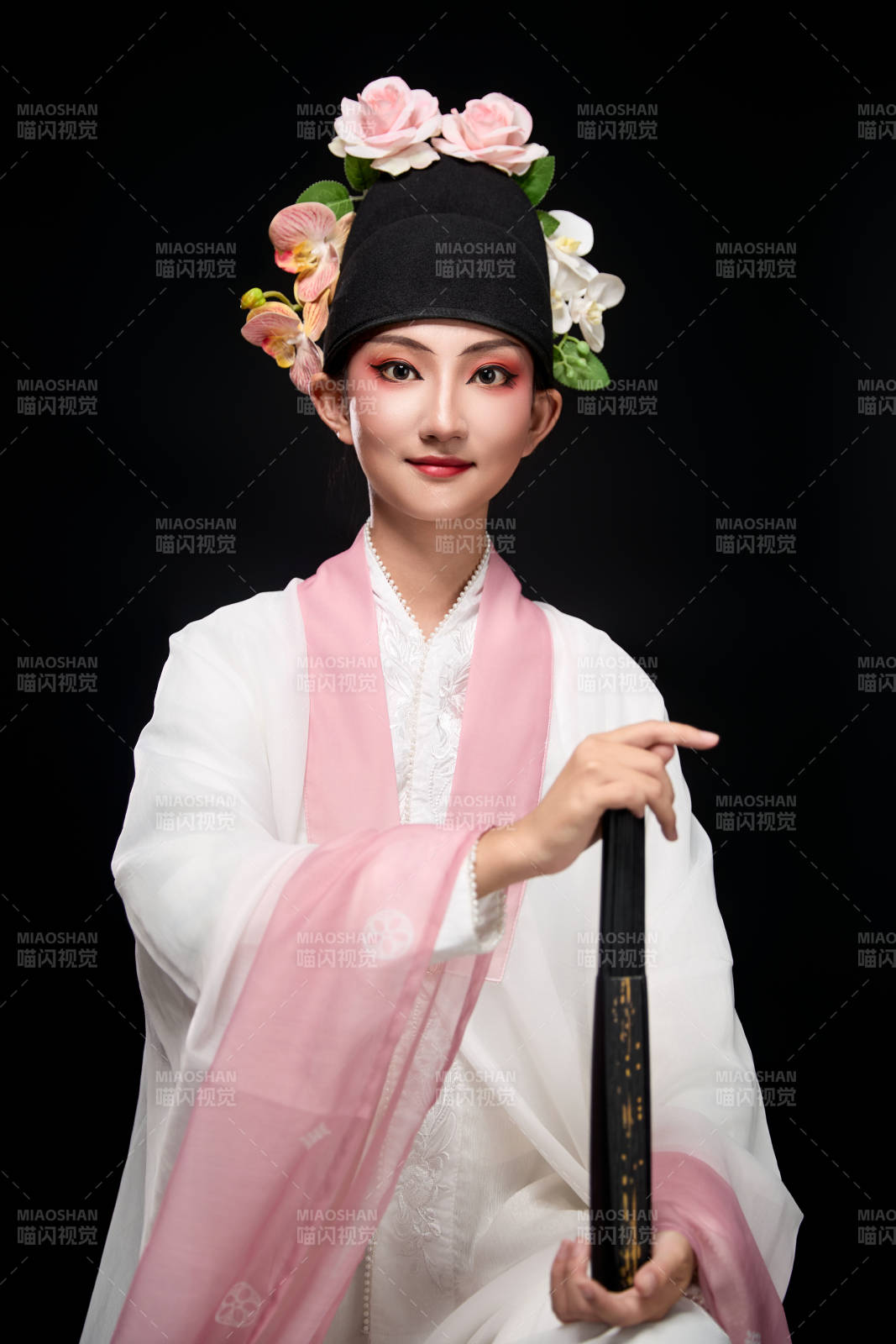 身著粵劇戲曲反串裝扮手持折扇的青年女性