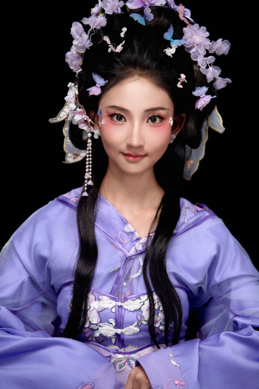 身著簪花仕女裝扮坐在木桌上的東方女性